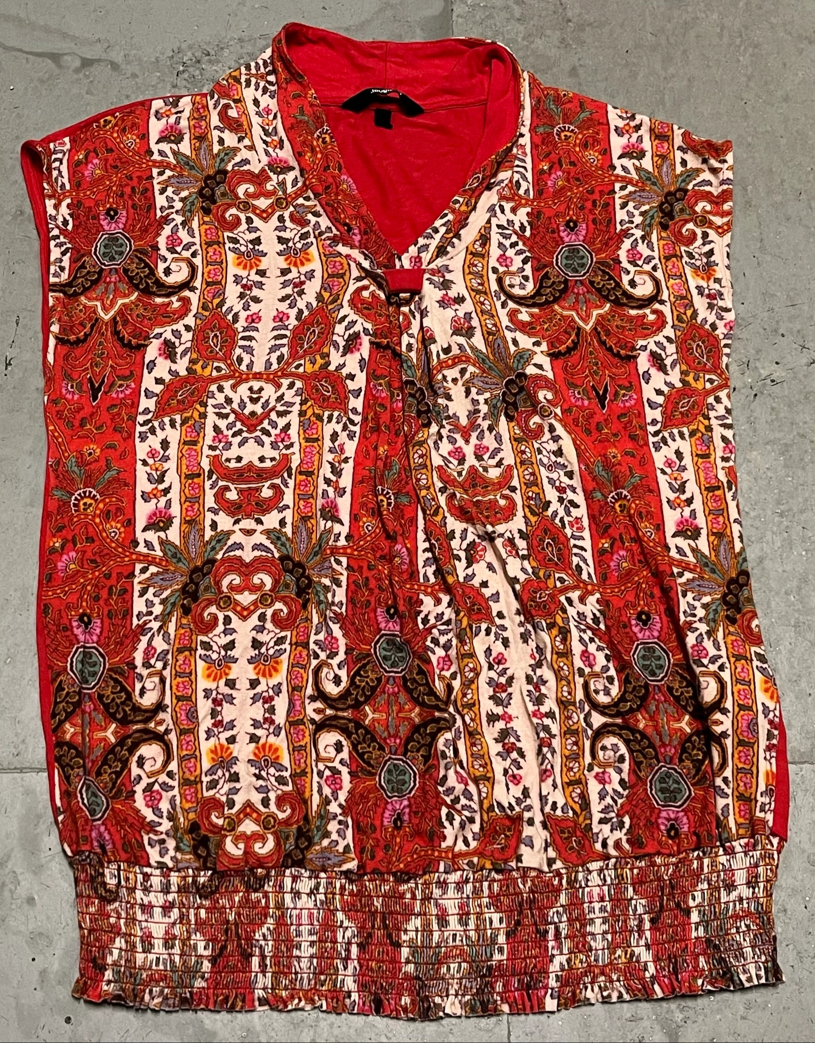 Camiseta roja estampada desigual 